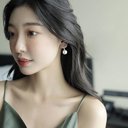 DO Letter Pearl Earring