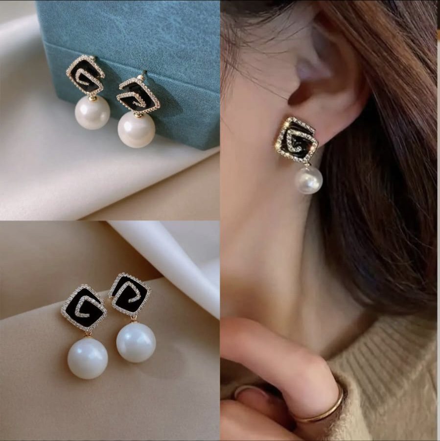 PearlFect Black Square Earrings