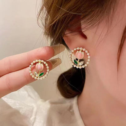 Minimal Pearl Tulip Earrings